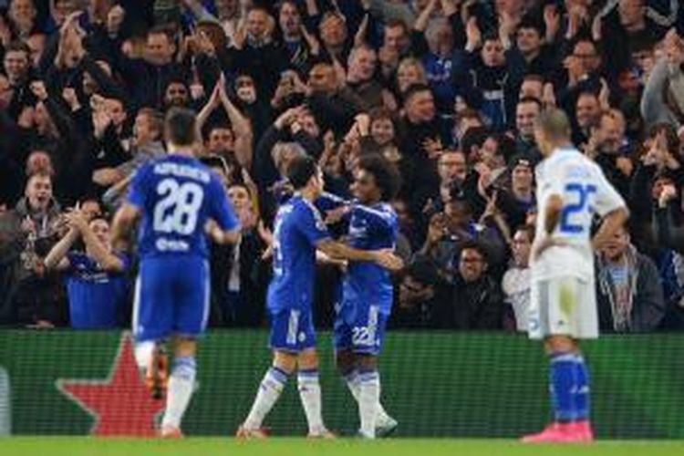 Cesc Fabregas (tengah) dan Willian (kanan) merayakan gol pertama Chelsea ke gawang Dynamo Kyiv pada lanjutan Liga Champions di Stadion Stamford Bridge, Rabu (4/11/2015).