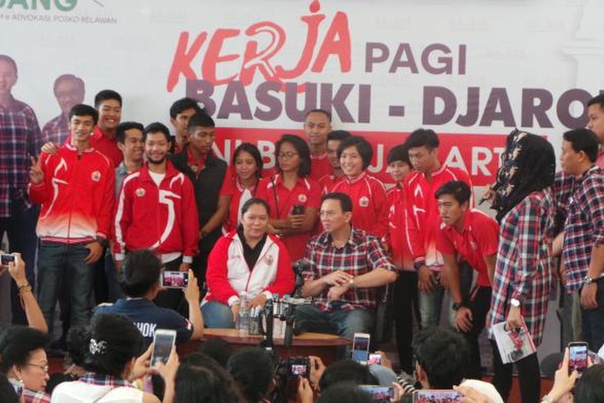 Gubernur non aktif DKI Jakarta Basuki Tjahaja Purnama menerima aduan atlet tenis meja kontingen DKI Jakarta, di Rumah Lembang, Menteng, Jakarta Pusat, Rabu (25/1/2017).
