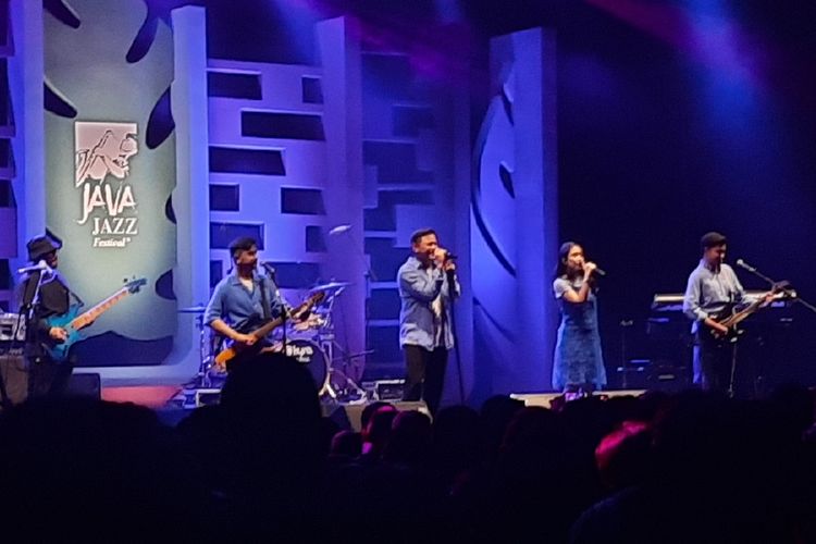 Grup musik HIVI! menutup BNI Java Jazz Festival 2022 dengan penampilan seru. Di tengah-tengah acara, mereka meminta penonton menghentikan aktivitasnya merekam dan fokus menikmati momen bersama-sama
