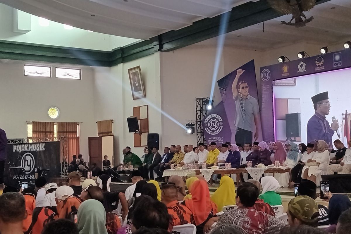 Calon Bupati Ciamis, Herdiat Sunarya menyampaikan orasi politik saat deklarasi partai pengusung Herdiat-Yana, di Islamic Center Ciamis, Jumat (28/6/2024) sore.