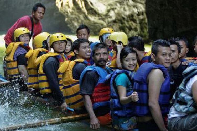 Wisatawan menggunakan perahu saat mengunjungi Green Canyon, Cijulang, Pangandaran, Jawa Barat, Sabtu (4/5/2013). Objek wisata ini menawarkan keindahan dinding bebatuan yang ditutupi lumut dan wisatawan dapan menikmatinya dengan menyusuri sungai menggunakan perahu.