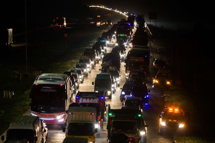 Kemacetan sepanjang 8 kilometer pada H-7 lebaran terjadi di gerbang pintu keluar Tol Palimanan, Cirebon, Jawa Barat, Sabtu (11/7/2015). Berikut adalah jalur alternatif di Jawa Barat untuk menghindari kepadatan lalu lintas dan titik rawan kemacetan.