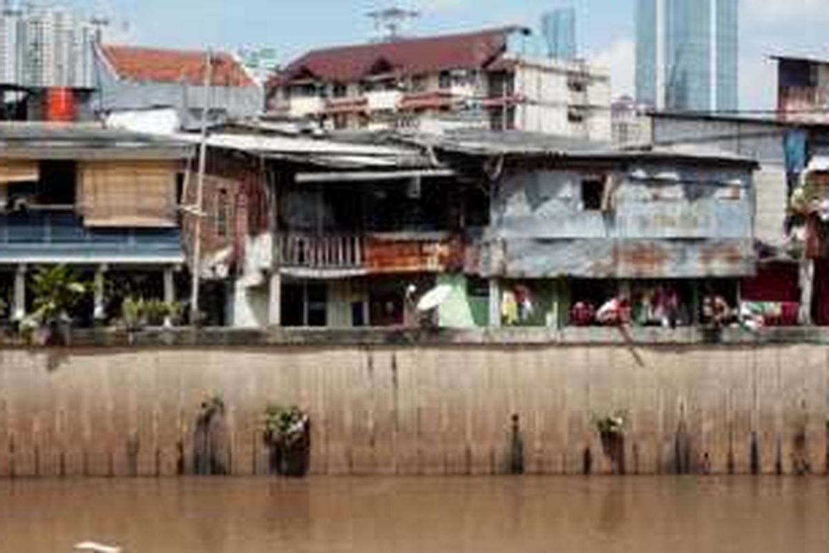 Deretan rumah berdiri di sepanjang daerah aliran sungai (DAS) Kali Krukut di kawasan Bendungan Hilir, Jakarta Pusat, Minggu (24/4). Penataan sungai di Jakarta terus dilakukan oleh pemerintah. 