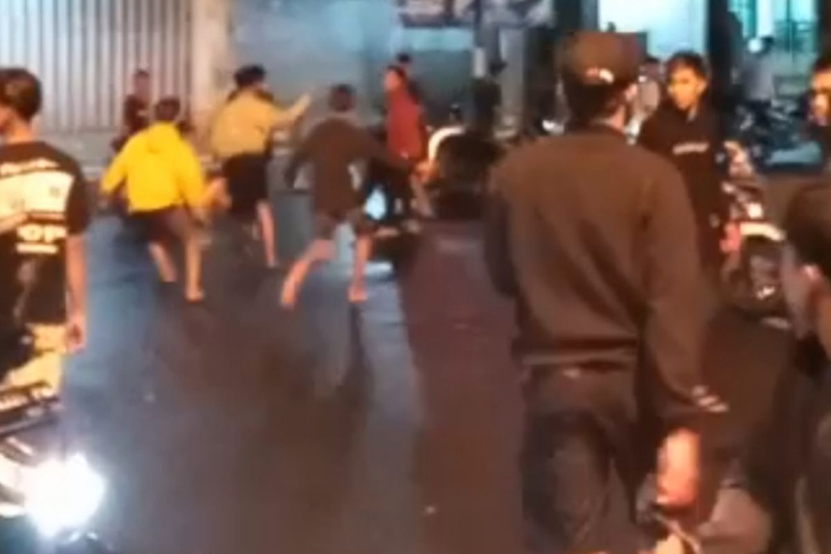 Tawuran remaja di Jalan Kabupaten, Kelurahan Bugih, Kecamatan Pamekasan, depan kantor Bupati Pamekasan pada Ahad (16/10/2022) dini hari. Dalam tawuran itu ada remaja yang menggunakan celurit. Di lokasi tersebut hampir setiap malam dijadikan lokasi balapan liar.