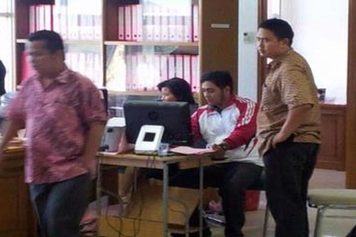 Endang Dyah Lestari, salah satu tersangka kasus dugaan suap kepada Kepala Kantor Pelayanan Pajak Pratama Bogor Anggrah Suryo tengah diperiksa di Kejati Bogor, Jumat (14/6/2012).