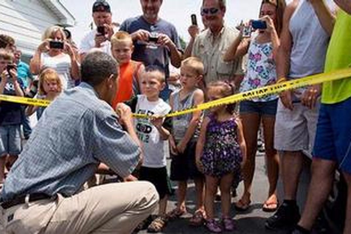 Presiden Barack Obama berbicara dengan orang-orang di luar restoran Corners Kozy di Oak Harbor, Ohio, 5 Juli 2012.
