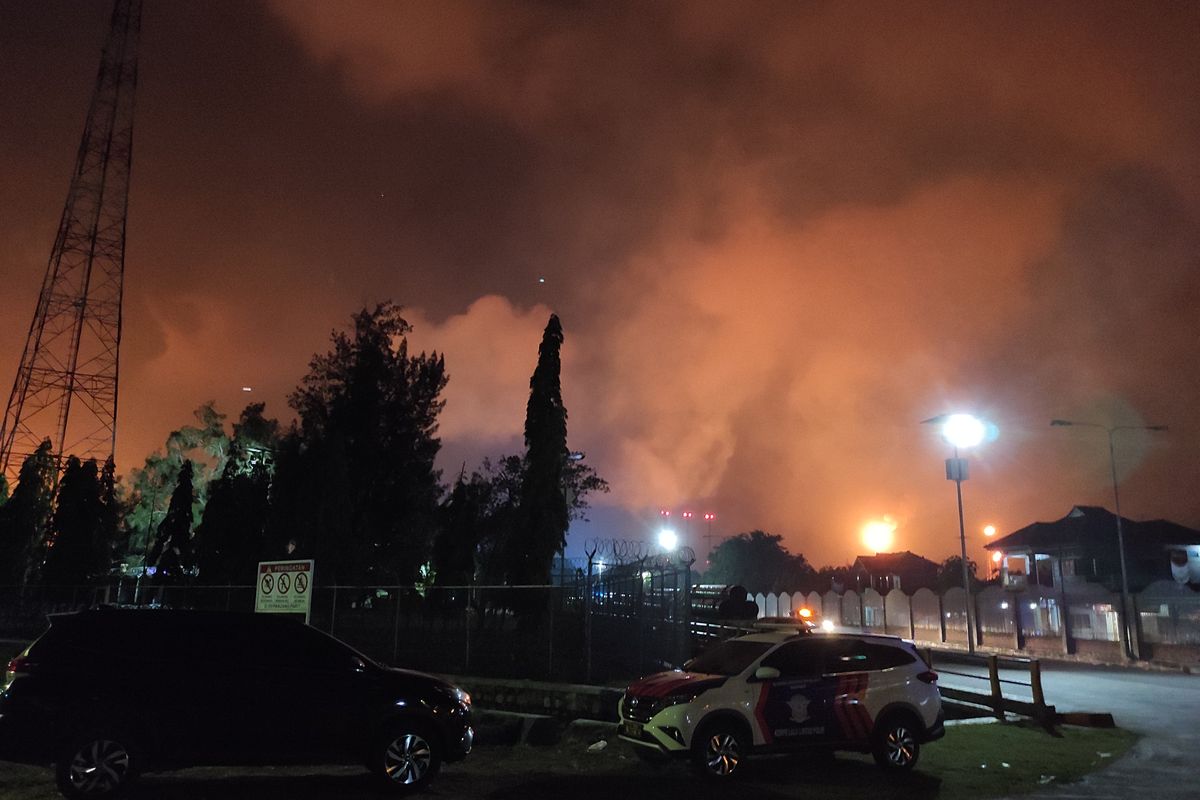 Suasana kilang minyak PT Pertamina RU VI Balongan, Kabupaten Indramayu saat terbakar. Saat ini penyebab kebakaran masih belum diketahui dan sedang didalami pihak kepolisian.