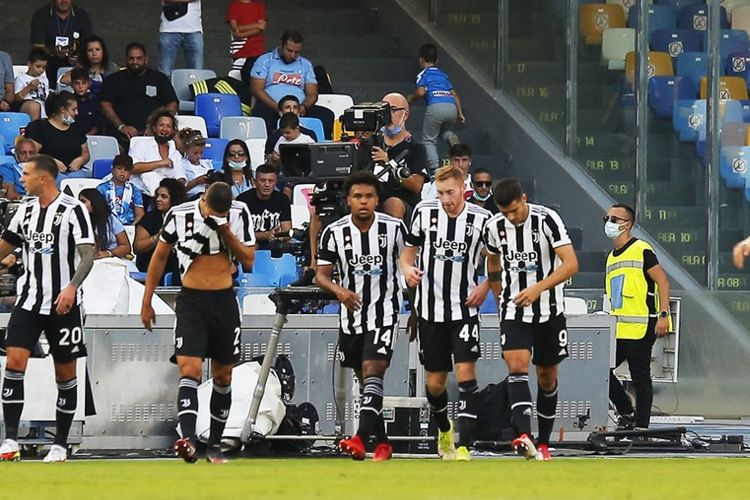 Penyerang Juventus, Alvaro Morata, merayakan gol bersama rekan setimnya dalam partai Liga Italia 2021-2022 melawan Napoli di Stadion Diego Maradona, 11 September 2021.