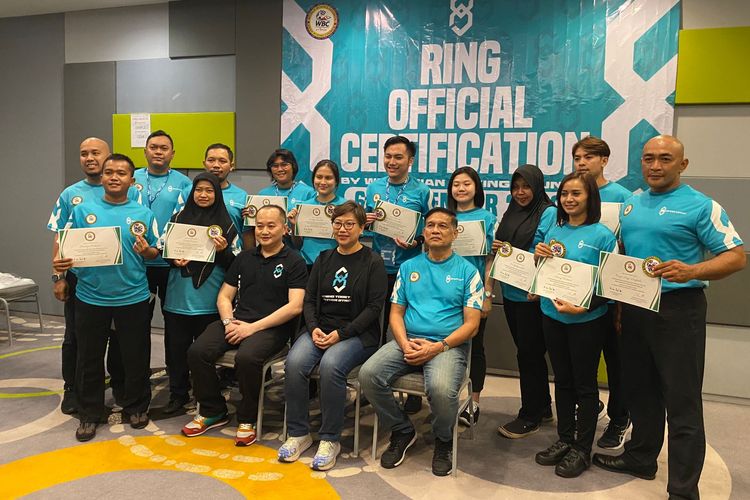 Para peserta Ring Official Certification bersama CEO XBC Sportech, Urgyen Rinchen Sim, COO Verrà David, dan Dr Thawuth Pluemsamran dari WBC Asian Boxing Council, pada Rabu (7/12/2022).