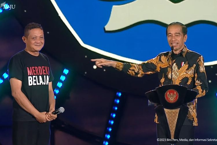 Presiden Joko Widodo berbincang dengan Kuswanto, seorang guru asal Sigi, Sulawesi Tengah, dalam acara puncak peringatan Hari Guru Nasional 2023 di Indonesia Arena, Jakarta, Sabtu (25/11/2023).