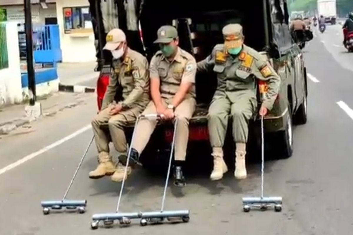 Satuan Polisi Pamong Praja (Satpol PP) Jakarta Timur menggelar operasi ranjau paku serentak di seluruh kecamatan di wilayah tersebut pada hari ini, Kamis (14/10/2021).