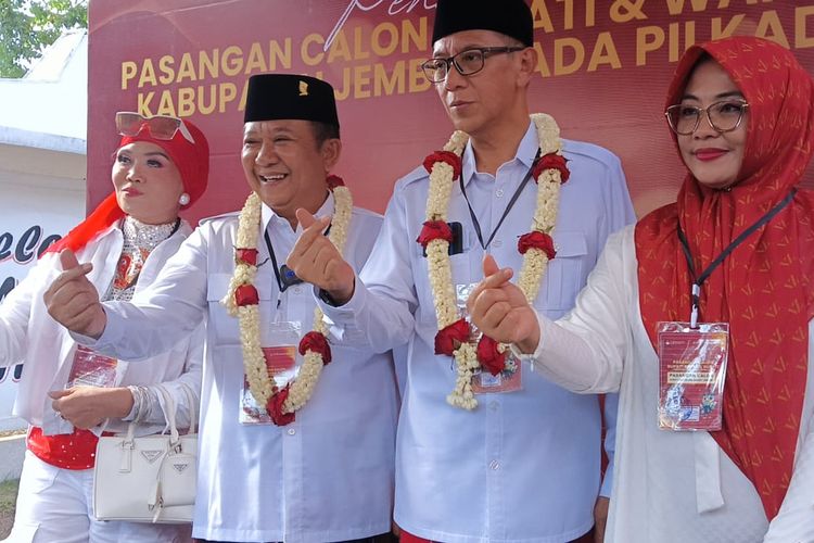 Pasangan calon bupati dan wakil bupati Jember Hendy-Firjaun di KPU Jember 