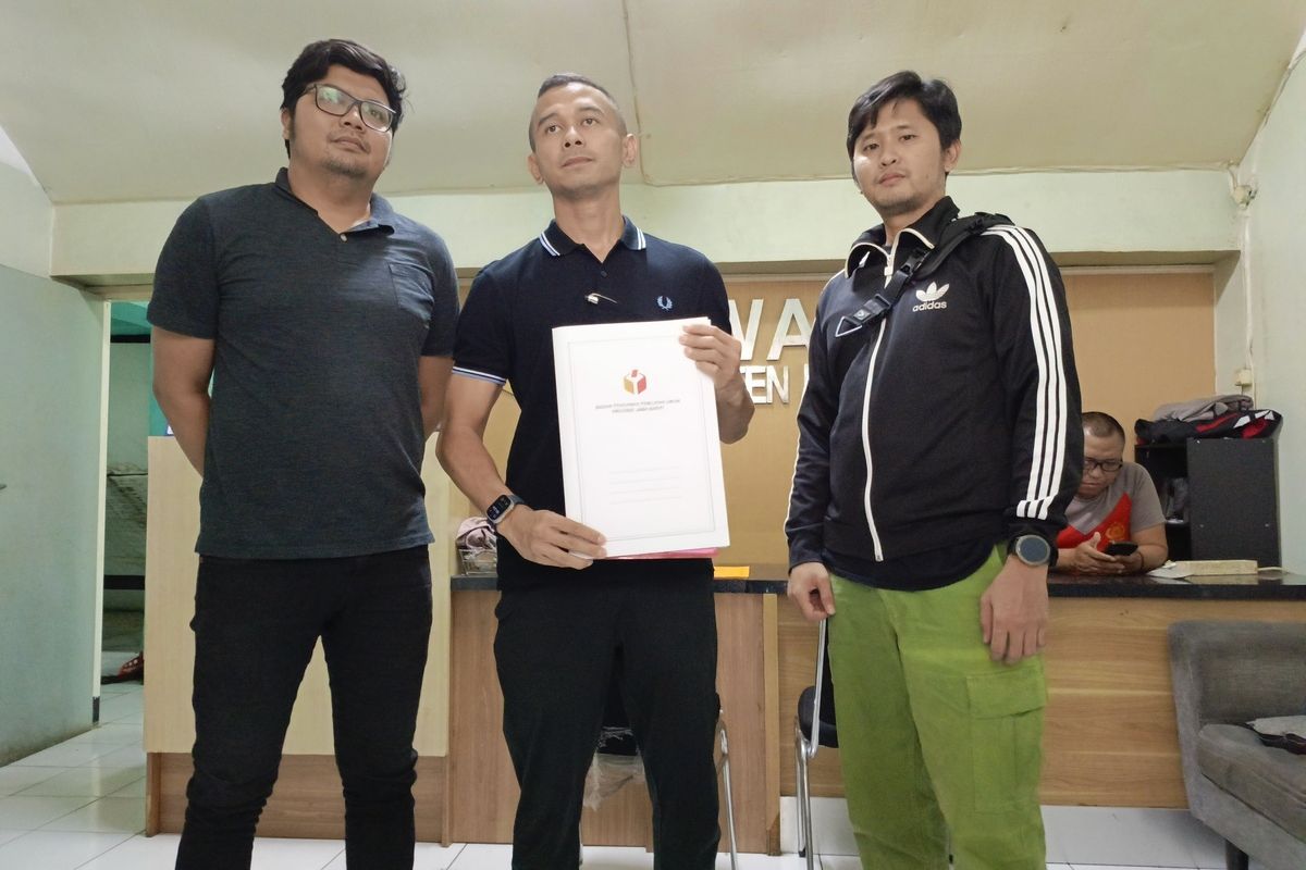 Tim Kuasa Hukum Nisya Ahmad saat memberikan berkas pelengkap terkait dugaan penggelembungan suara yang dilakukan oleh Partai Amanat Nasional (PAN)ke kantor Bawaslu Kabupaten Bandung, Jawa Barat pada Minggu (24/3/2024) kasus tersebut merugikan adik dari artis Raffia Ahmad yang saat Pemilu 2024 mencalonkan diri menjadi Caleg di Dapil 2 yakni Kabupaten Bandung dan Kabupaten Bandung Barat