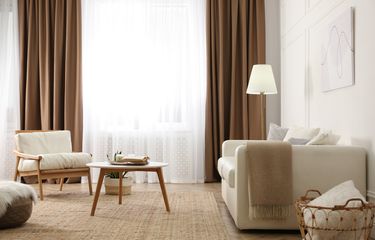 6 Warna Gorden yang Cocok untuk Ruang Tamu Berdinding Putih