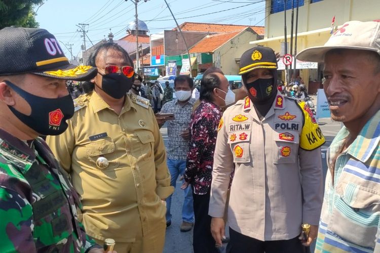 Wali Kota Tegal Dedy Yon bersama Dandim Letkol Inf. Sutan Pandapotan  serta Kapolres AKBP Rita Wulandari memberikan pemahaman kepada warga yang tidak memakai masker dalam razia masker yang melibatkan tiga pilar di Kota Tegal, Senin (14/9/2020)