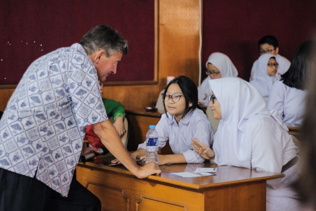 Ilustrasi beasiswa Bhinneka Tunggal Ika dari Jakarta Intercultural School (JIS) Jakarta.