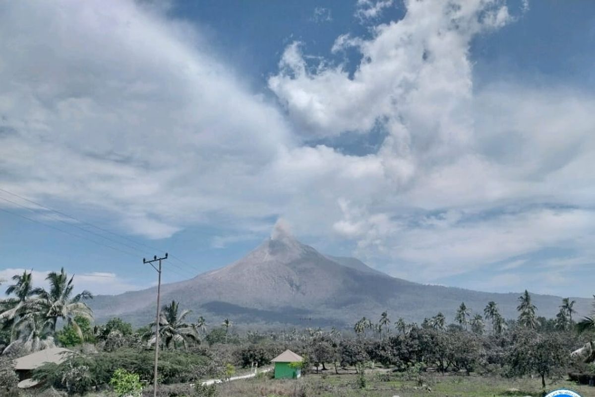 Meletus Lagi, Gunung Lewotobi Laki-laki Muntahkan Abu Vulkanik Setinggi 300 Meter