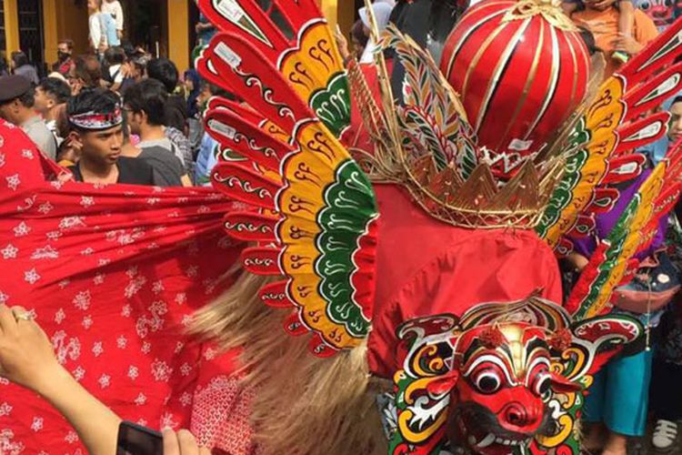 Arak-arakan parade Barong Ider Bumi di desa wisata Kemiren, Kabupaten Banyuwangi, Jawa Timur, Senin (26/6/2017). Acara tersebut dihadiri Menteri Pariwisata Arief Yahya bersama istri dan Bupati Banyuwangi Azwar Anas.