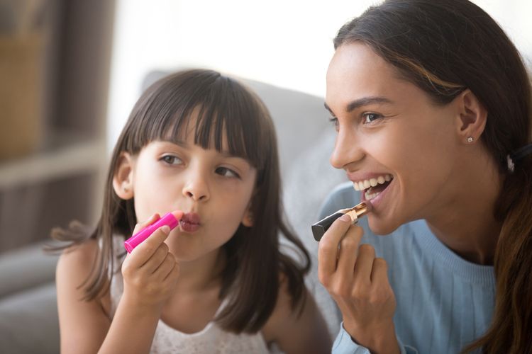 Ilustrasi ibu dan anak perempuan.