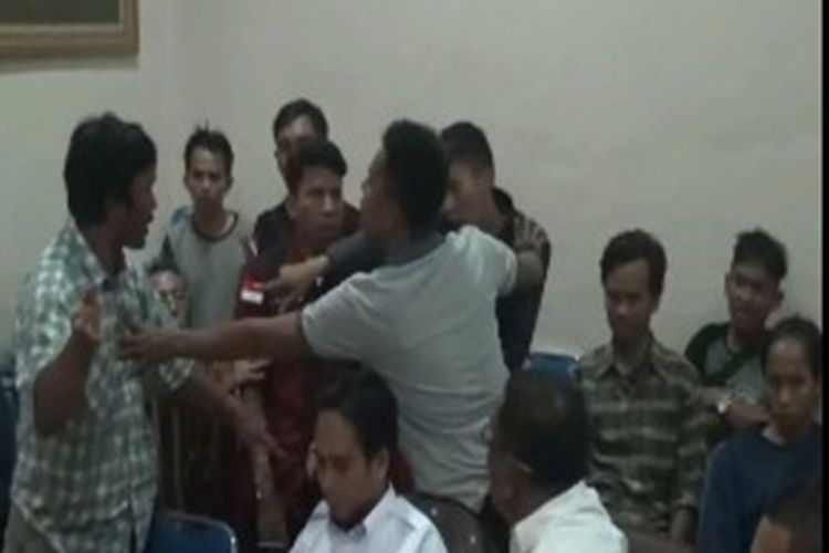 Rapat dengar pendapat yang difasilitasi DPRD Mamuju Utara yang menghadirkan pihak PT Toscano yang diduga melakukan pencemaran limngkungan dengan perwakilan warga yang memprotes aroma bau busuk dari limbah yang menyiksa warga diwarnai kericuhan, Rabu (6/9/2017).