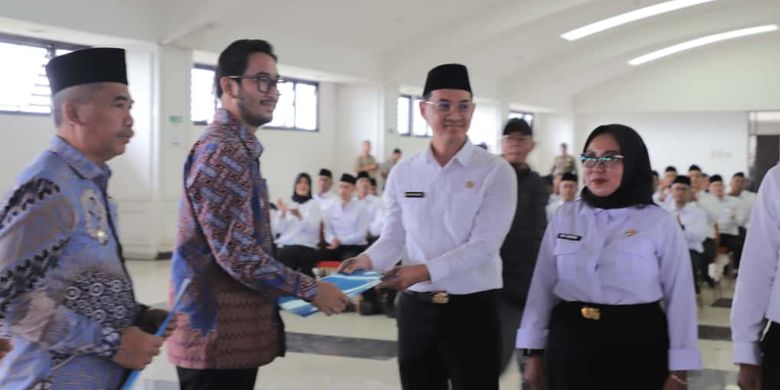 Bupati Bandung Barat Jeje Ritchie Ismail menyerahkan SK pengangkatan 5.812 Pegawai Pemerintah dengan Perjanjian Kerja (PPPK) paruh waktu di lingkungan Pemerintah Kabupaten (Pemkab) Bandung Barat, Jumat (14/11/2025).