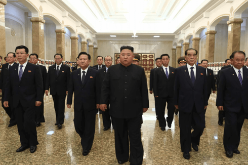 Kim Jong Un Bagi-bagi Pistol ke Perwira Militer Saat Peringati 67 Tahun Gencatan Senjata Korut-Korsel