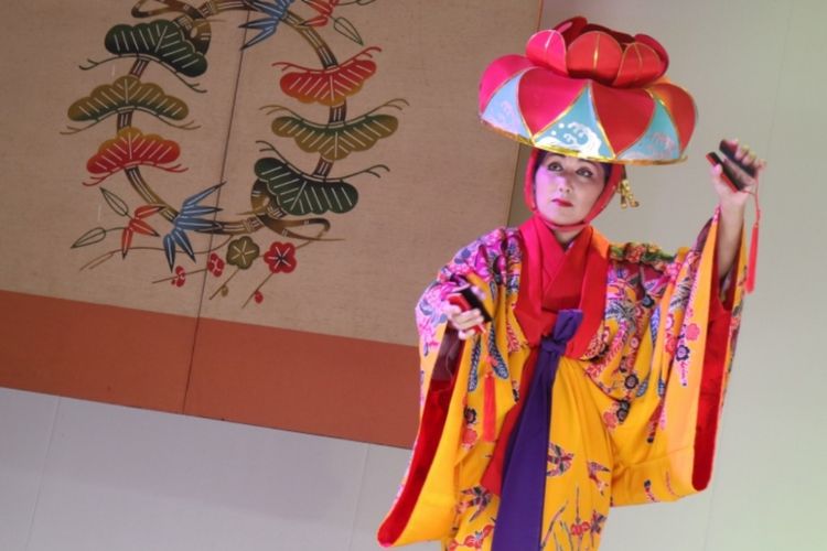 Seorang penari mengenakan Bingata, kimono khas Okinawa.