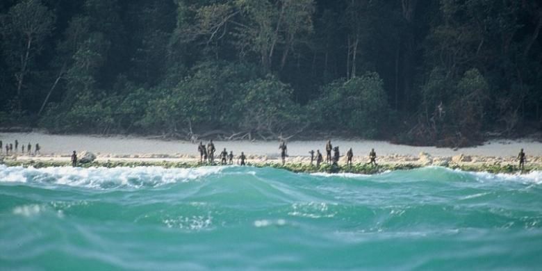 Satu dari sedikit foto yang memperlihatkan sekilas penduduk pulau Sentinel Utara, kepulauan Andaman, India. Suku asli pulau ini sudah menghuni tempat itu sejak 60.000 tahun lalu dan sejak saat itu mereka menolak modernisasi.