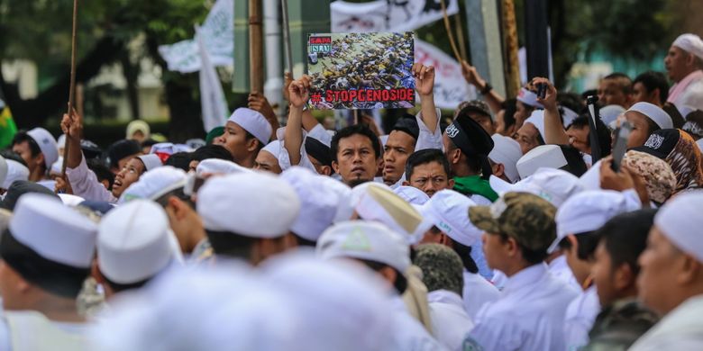 Massa menggelar aksi unjuk rasa di depan Kedutaan Besar (Kedubes) Myanmar di Jalan Agus Salim, Menteng, Jakarta Pusat, Rabu (6/9/2017). Massa mengecam tindakan kekerasan terhadap umat Islam Rohingya dan meminta Pemerintahan Republik Indonesia memutus hubungan diplomasi serta menurunkan bendera Myanmar di Kantor Kedutaaan Besar Myanmar.