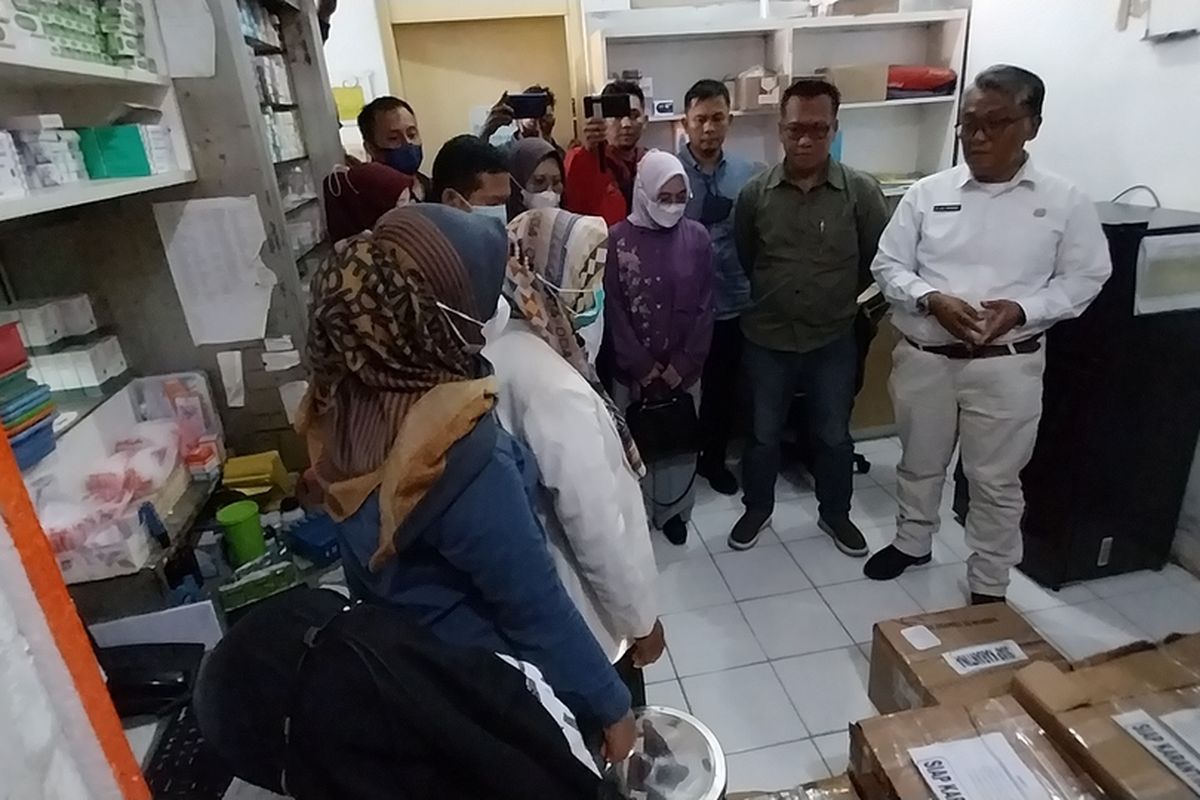 Dinas Kesehatan Kota Tasikmalaya dan Petugas Satnarkoba Polresta Tasikmalaya sedang mengecek proses karantina 5 jenis obat sirup anak yang dilarang dijual oleh Kemenkes RI di Apotek Prima Jalan HZ Mustofa Kota Tasikmalaya, Jawa Barat, Selasa (25/10/2022).