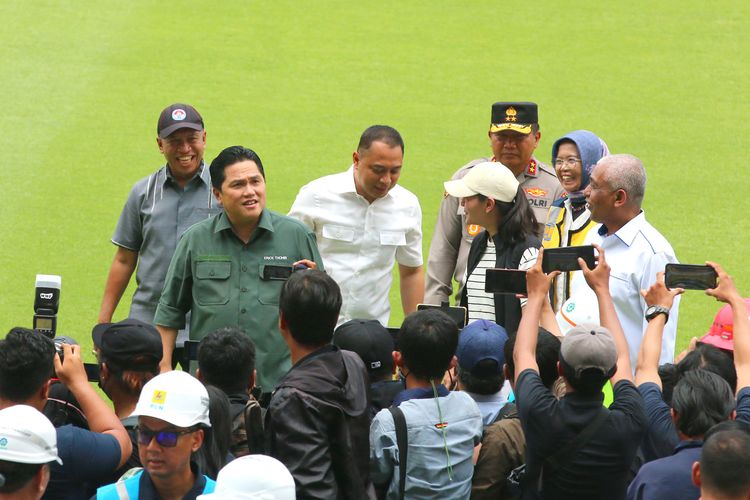 Ketua Panitia Penyelenggara FIFA U20 World Cup 2023 (LOC), Erick Thohir saat meninjau langsung proses renovasi Stadion Gelora Bung Tomo (GBT) Surabaya, Senin (13/3/2023) siang.