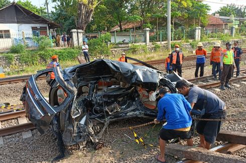 Video Pengendara Motor Jatuh di Rel dan Hampir Tertabrak Kereta