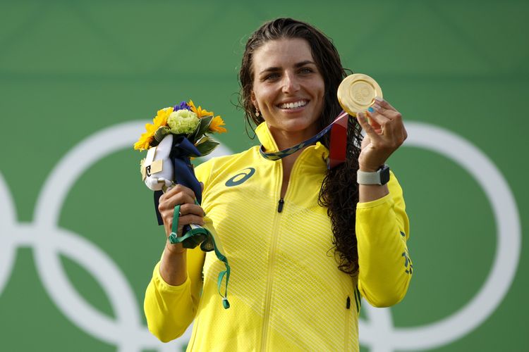 Atlet kayak asal Australia, Jessica Fox, menyabet medali emas dalam Olimpiade Tokyo 2020.