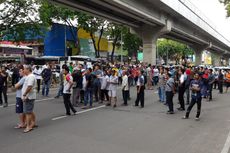 Jalan Sudirman Palembang Diblokade Pedagang, Lalu Lintas Sempat Macet Total   