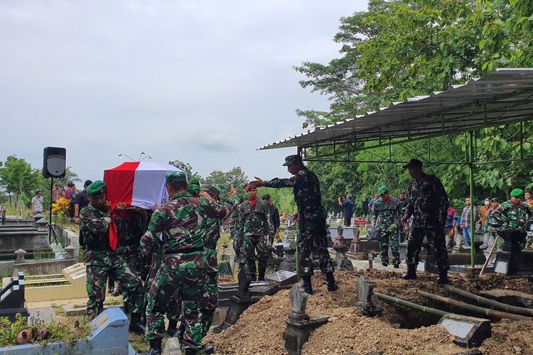 Prosesi Pemakaman Letda Inf Ryan Alferio Putra Perdana, dimakamkan di Pemakaman Umum Duwetsari, Padukuhan Playen II, Playen, Gunungkidul, DI Yogyakarta. Kamis (2/2/2023).