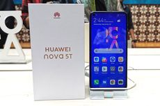 Mengenggam Huawei Nova 5T, Ponsel Menengah Rasa High-end
