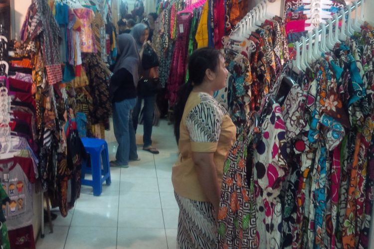 Beragam baju batik dipajang di kios-kios Pasar Klewer Solo, Jawa Tengah, Jumat (4/1/2019).