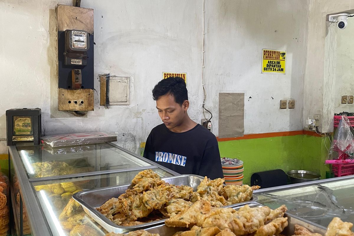 Azhari (21) pelayan warteg bahari di kawasan Tanah Abang, Jakarta Pusat, yang sempat viral di media sosial karena ada pria yang makan bayar sesukanya, Senin (6/5/2024)