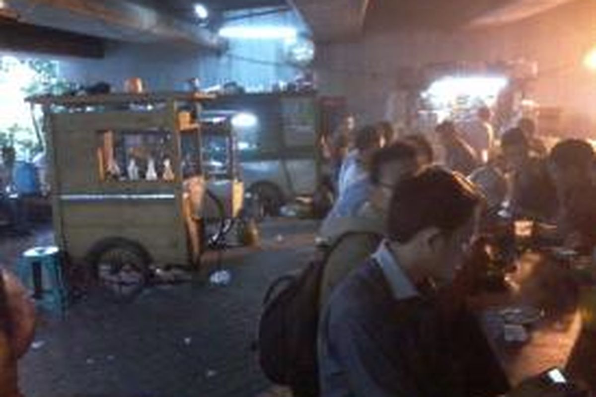 Para pedagang kaki lima (PKL) liar berjualan di bawah kolong jembatan layang (flyover) Slipi, Jakarta Barat.
