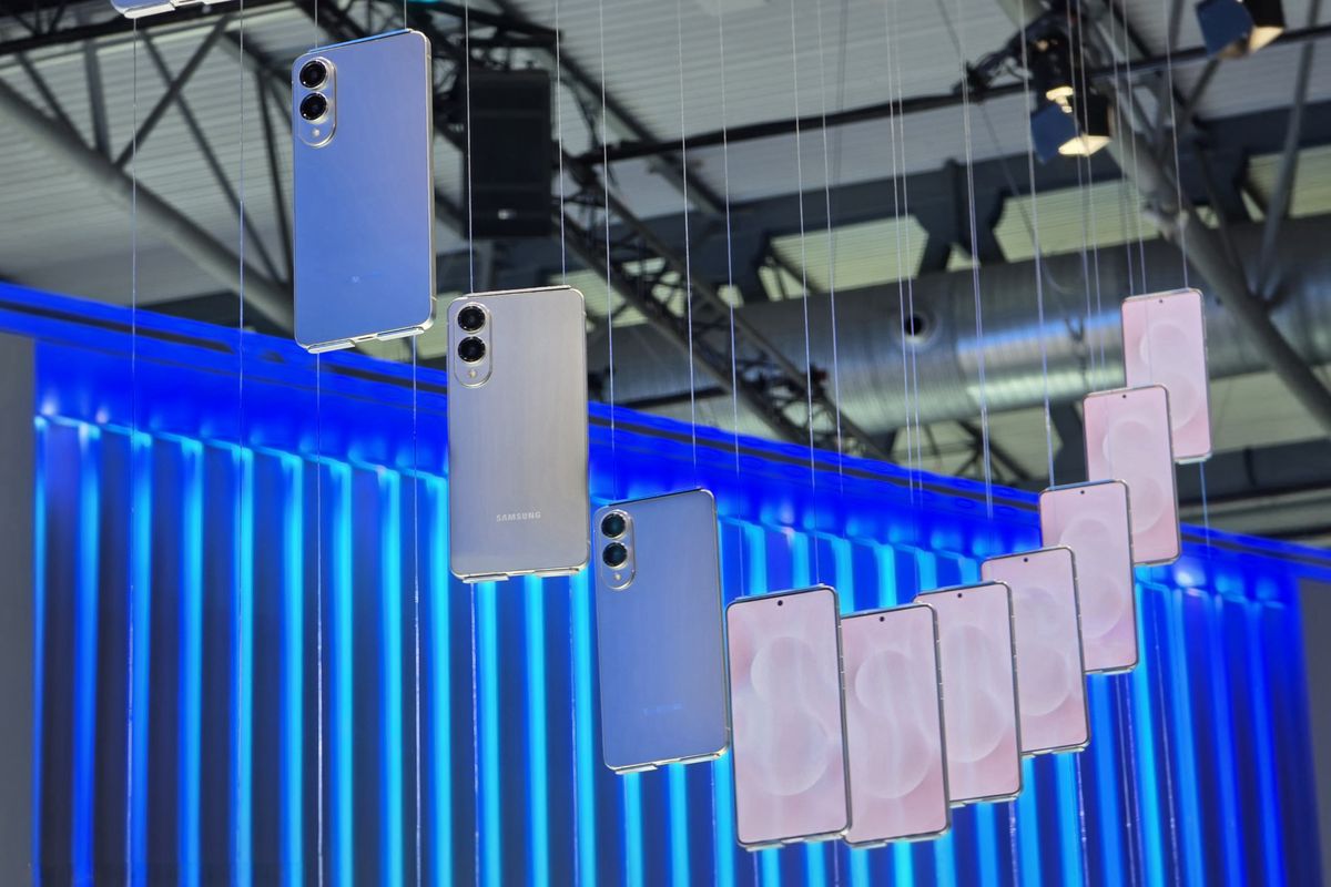 HP tipis Samsung Galaxy Edge dipajang di MWC 2025 Barcelona.