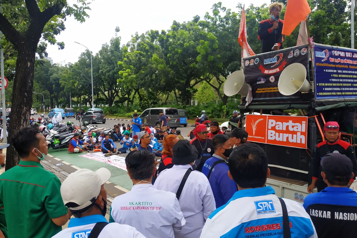 Sejumlah serikat pekerja melakukan unjuk rasa di depan Balai Kota, Jalan Medan Merdeka Selatan, Jakarta Pusat, Rabu (10/11/2021) siang, menuntut kenaikan UMP DKI Jakarta 2022 sebesar 7-10 persen.