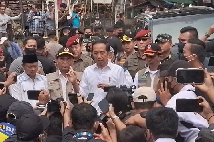 Presiden Joko Widodo meninjau lokasi terdampak gempa M 5,6 Cianjur di Desa Cijedil, Kecamatan Cugenang, Cianjur, Jawa Barat, Kamis (24/11/2022).
