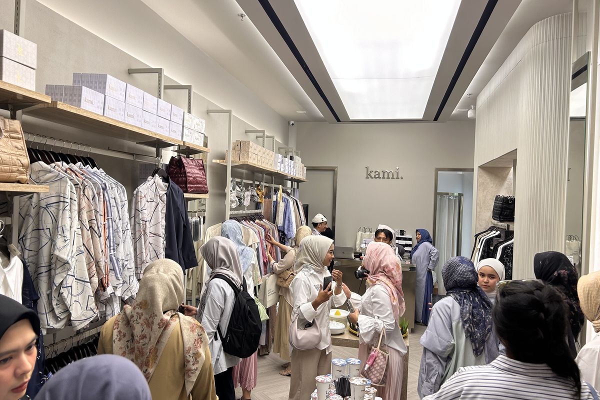 Butik Kami. di Mall Kota Kasablanka diramaikan pengunjung pada Sabtu (29/6/2024).