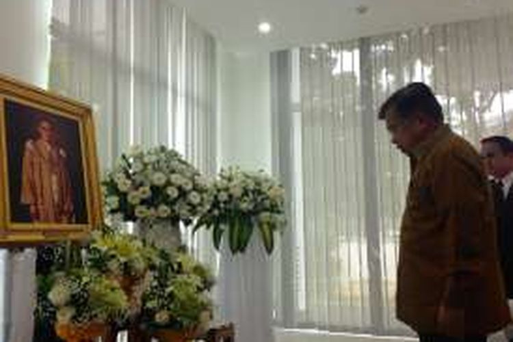 Wakil Presiden Jusuf Kall memberikan penghormatan kepada almarhum Raja Thailand Bhumibol Adulyadej di Kedubes Thailand, Senin (17/10/2016).