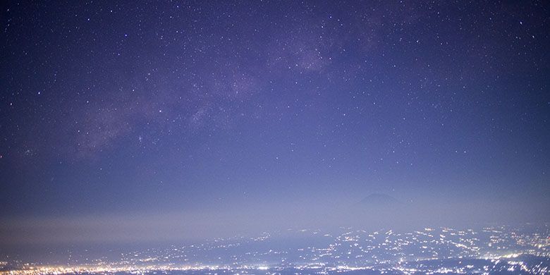 Bima sakti yang bisa disaksikan dengan begitu indah di langit sebelah barat Gunung Andong