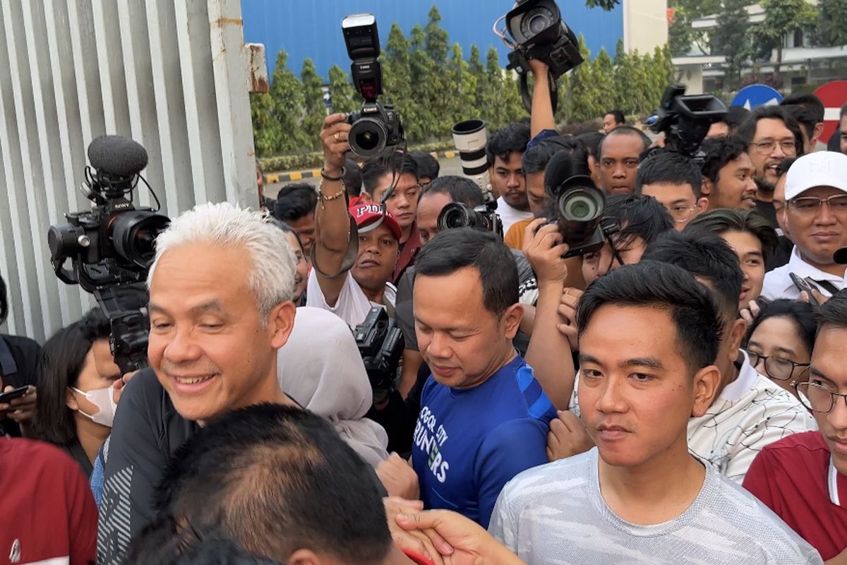 Bakal calon presiden (capres) dari Partai Demokrasi Indonesia Perjuangan (PDI-P) Ganjar Pranowo melaksanakan lari pagi di Kabupaten Bogor, Jawa Barat, Sabtu (22/7/2023) pagi. Olahraga ini turut diikuti oleh Wali Kota Solo, Gibran Rakabuming Raka dan Wali Kota Bogor Bima Arya.