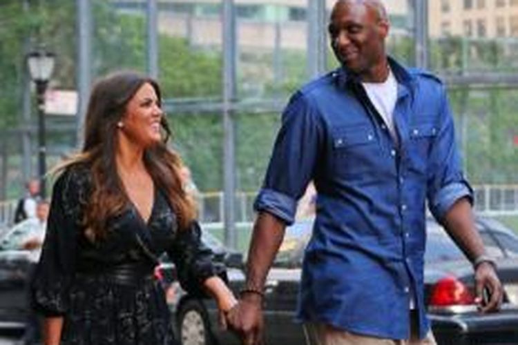 Pemain NBA, Lamar Odom (kanan) berjalan bersama istrinya, Khloe Kardashian.