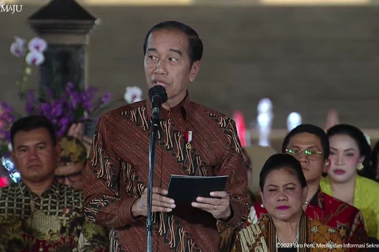 Presiden Joko Widodo (Jokowi) menyebut masyarakat Indonesia pantas merasa bersyukur karena memiliki produk budaya berupa batik, Minggu (1/10/2023).