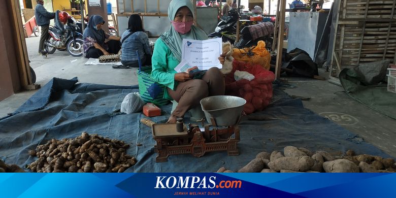 Dengan Mata Berkaca-kaca, Sumarmi, Nenek Penjual Ubi yang Ditipu Pakai Uang Palsu Rp 100.000 Terima Bantuan dari Pembaca Kompas.com - Vimarsana News