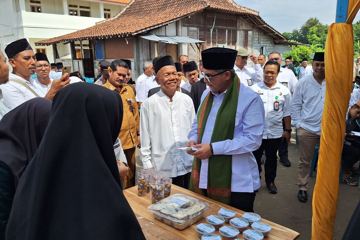 Wakil Menteri Pertanian (Wamentan), Harvick Hasnul Qolbi meninjau produk-produk olahan sektor pertanian buatan para santri Pondok Pesantren Karang Kadempel, Desa Jiwan, Kecamatan Jiwan - Kabupaten Madiun, Jawa Timur, Selasa (6/2/2024).